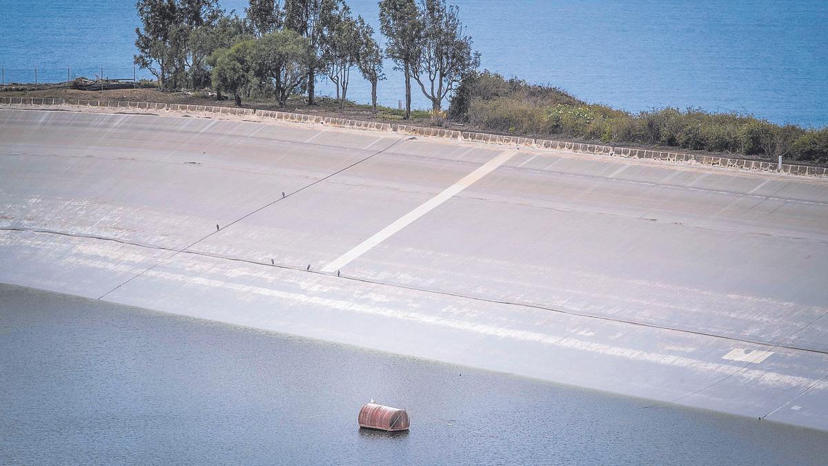 Agua que no has de beber no la dejes perder