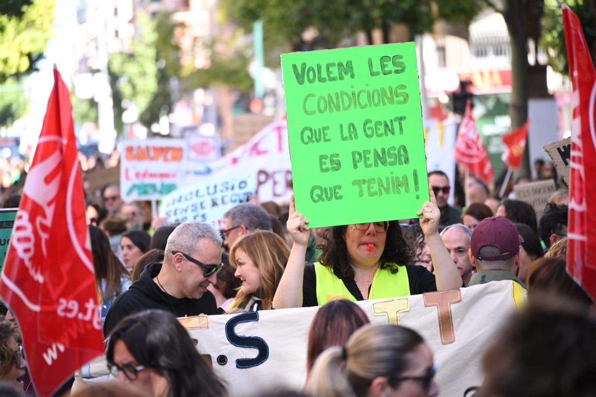 "Las maestras luchando también estamos enseñando", la educación pública se manifiesta en Elche