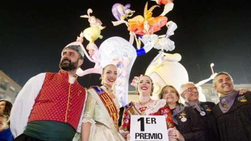 Los tres presidentes de L&#039;Antiga recibieron la felicitación de Pere Fuset y la Corte de Honor.