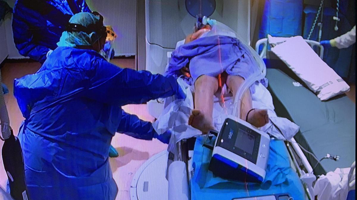 NEGLIGENCIAS MÉDICAS | Sanidad investiga el «olvido» de un guante con gasas dentro de una paciente de Alicante durante una operación