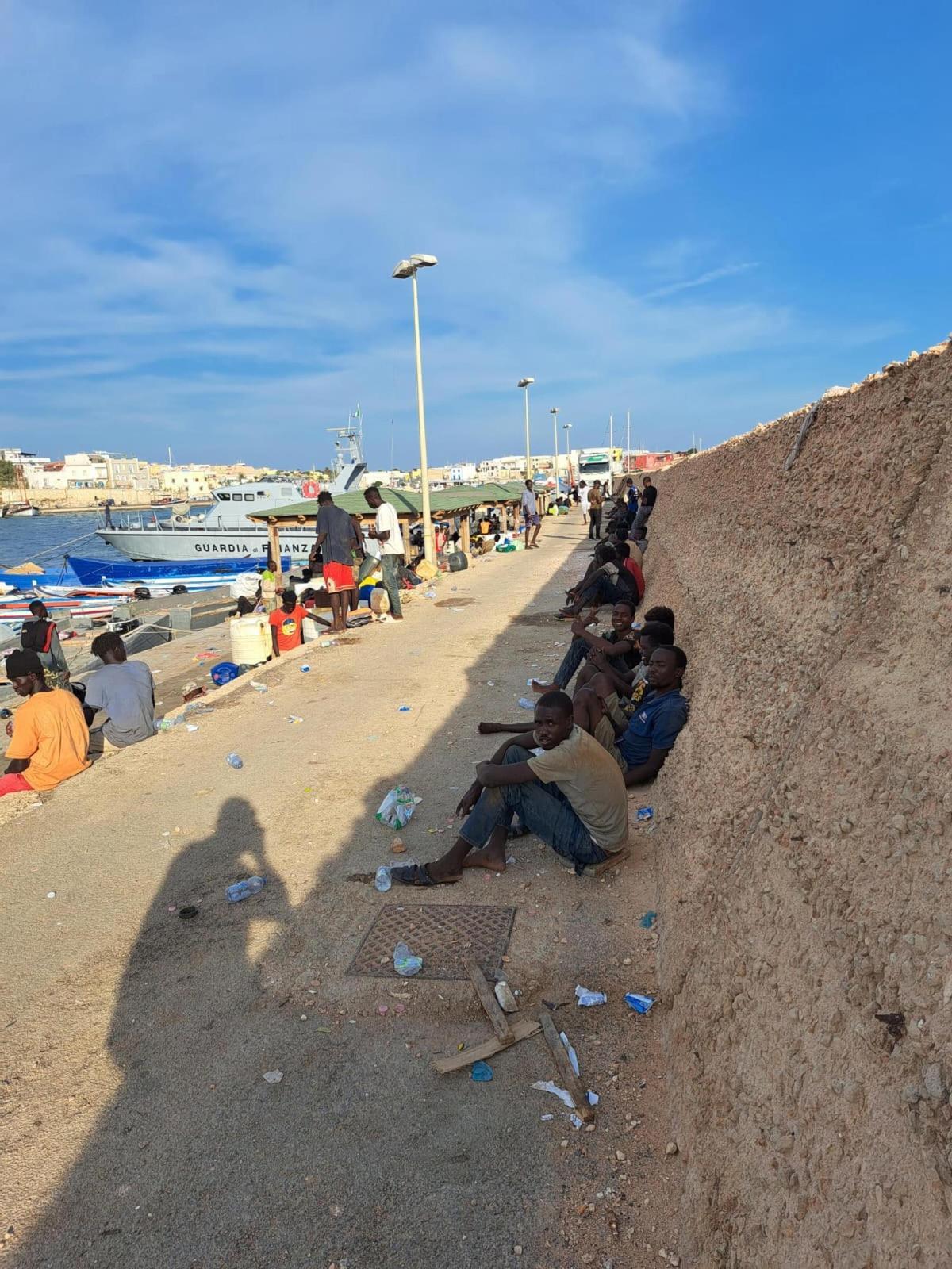 Lampedusa, colapsada tras la llegada de 6.000 inmigrantes en 24 horas.