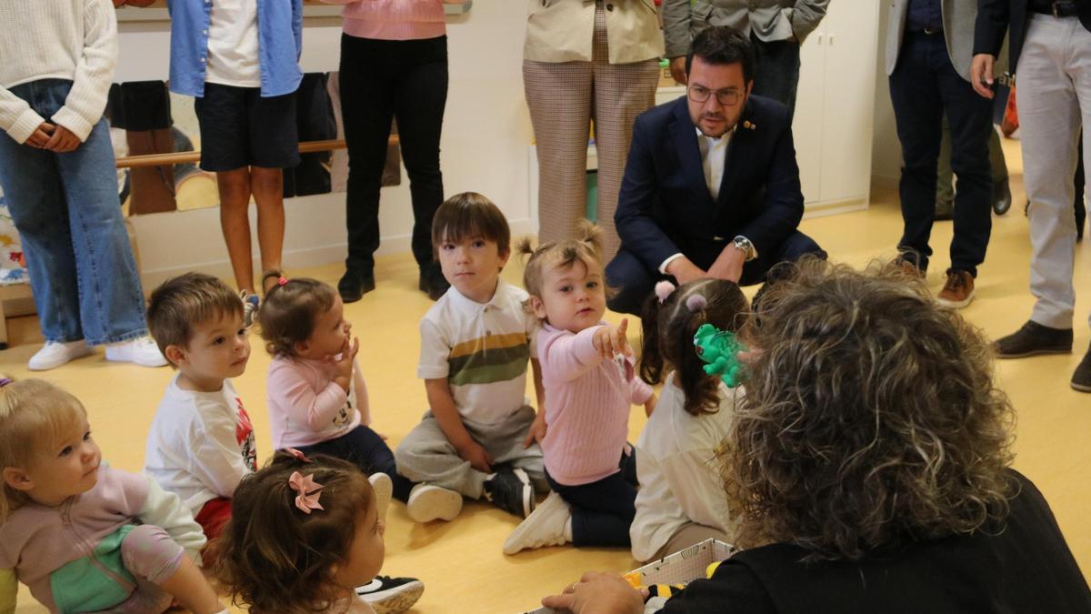 Aragonés durant la inauguració de l'escola de Vilamalla.