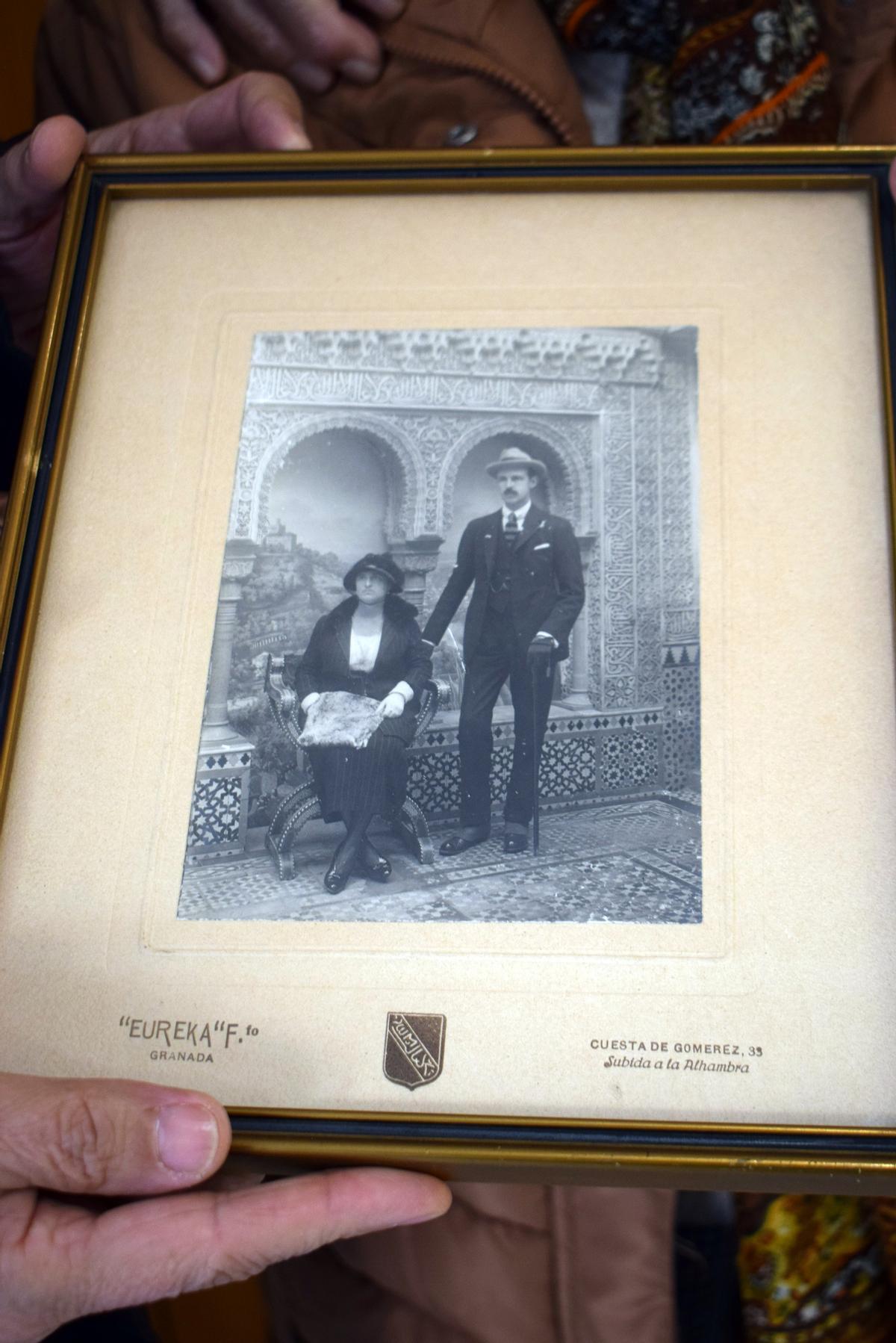 La foto de Ruperto Heaton y María Utrera, con su marco original.