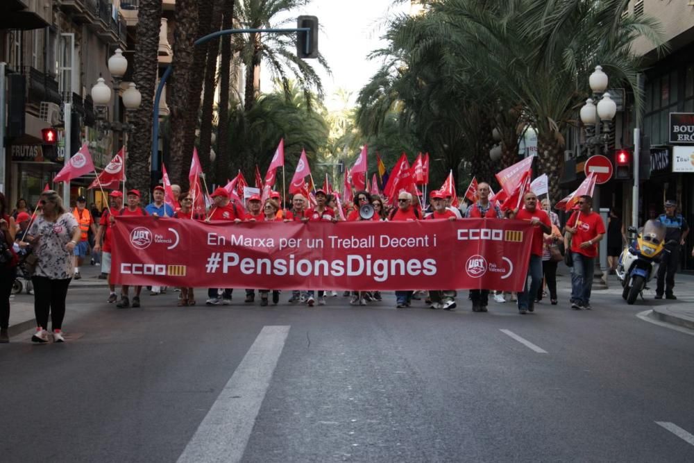 Jubilados y delegados sindicales recorren en una marcha el centro de Alicante para reivindicar la mejora del sistema y empleo de calidad