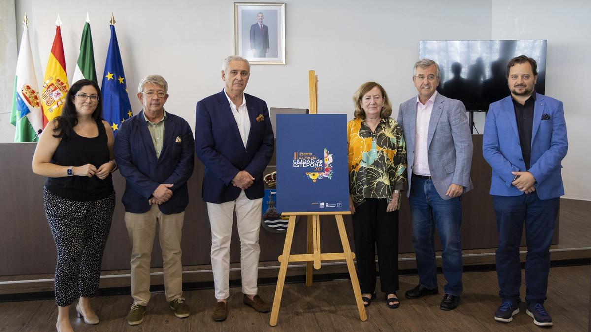 Marina Maier, directora de la Fundación Manuel Alcántara; Guillermo Busutil, escritor, periodista y presidente del jurado; Antonio Pedraza, presidente de la Fundación Manuel Alcántara;  Silvia Pratdesaba, editora de la Editorial Pre-Textos y miembro del jurado; José María García Urbano, alcalde de Estepona; y David Felipe Arranz, periodista en El Norte de Castilla y miembro del jurado.