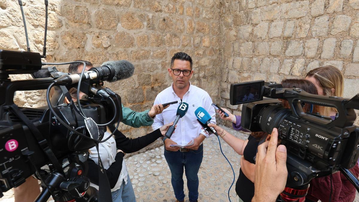 El alcalde atiende a los medios para explicar el caso de su vivienda.
