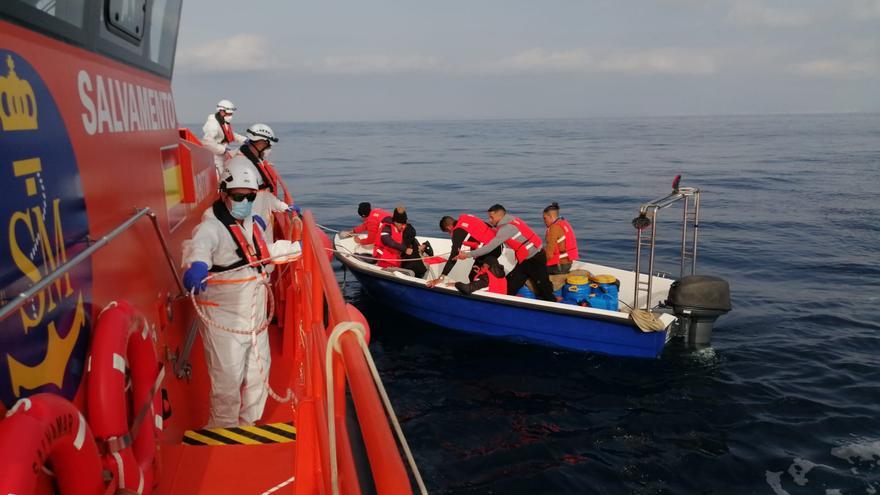 Rescatan a 13 inmigrantes que navegaban en una patera a ocho millas de El Albir