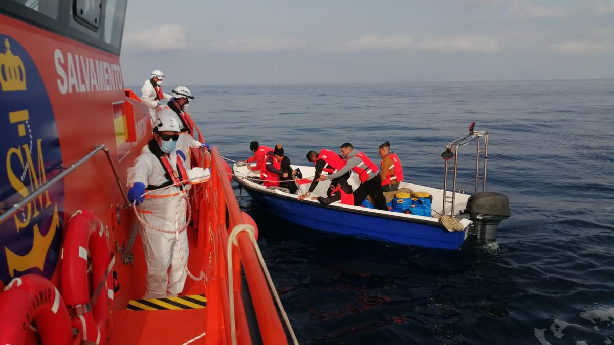 Salvamento Marítimo rescatando a los ocupantes de una patera en Alicante.