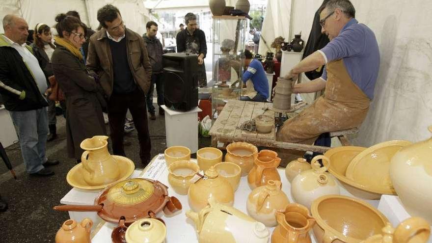 Un artesano de la cerámica trabaja ante los visitantes en la carpa del certamen.  // José Lores