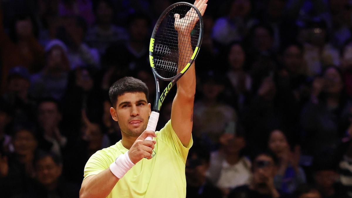Carlos Alcaraz saluda al público tras vencer a Jannik Sinner en un partido de exhibición en Corea