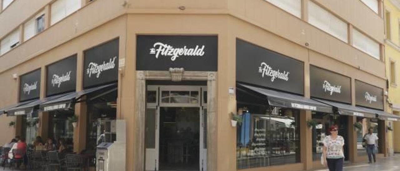 negocios históricos sustituidos por nuevas marcas de comidaLa hamburguesería Fitzgerald, cadena valenciana, ocupa la esquina de la calle Duc Carles de Borja y de la Torreta. Este enorme local acoge un negocio novedoso que ofrece platos con un toque original. Este local acogía hasta hace unos meses el Racó de la Costura.100 Montaditos. La franquicia española de restauración ocupa lo que fue la pastelería Tano hasta que se vio obligada a cerrar por entrar en proceso de liquidación el año pasado. Burger King. Este restaurante de comida rápida ya hace varios años que está en el centro de Gandia, en el inicio de la pasarela que cruza el Serpis. El local forma parte de un edificio anexo al Palau Ducal, propiedad de los jesuitas. Mercado Provenzal. Esta franquicia de cervecerías y tapas ocupa un local que también acogió a la pastelería Tano durante varios años, frente a Fomento. Este establecimiento ofrece cañas de cerveza a 40 céntimos f ximo ferri