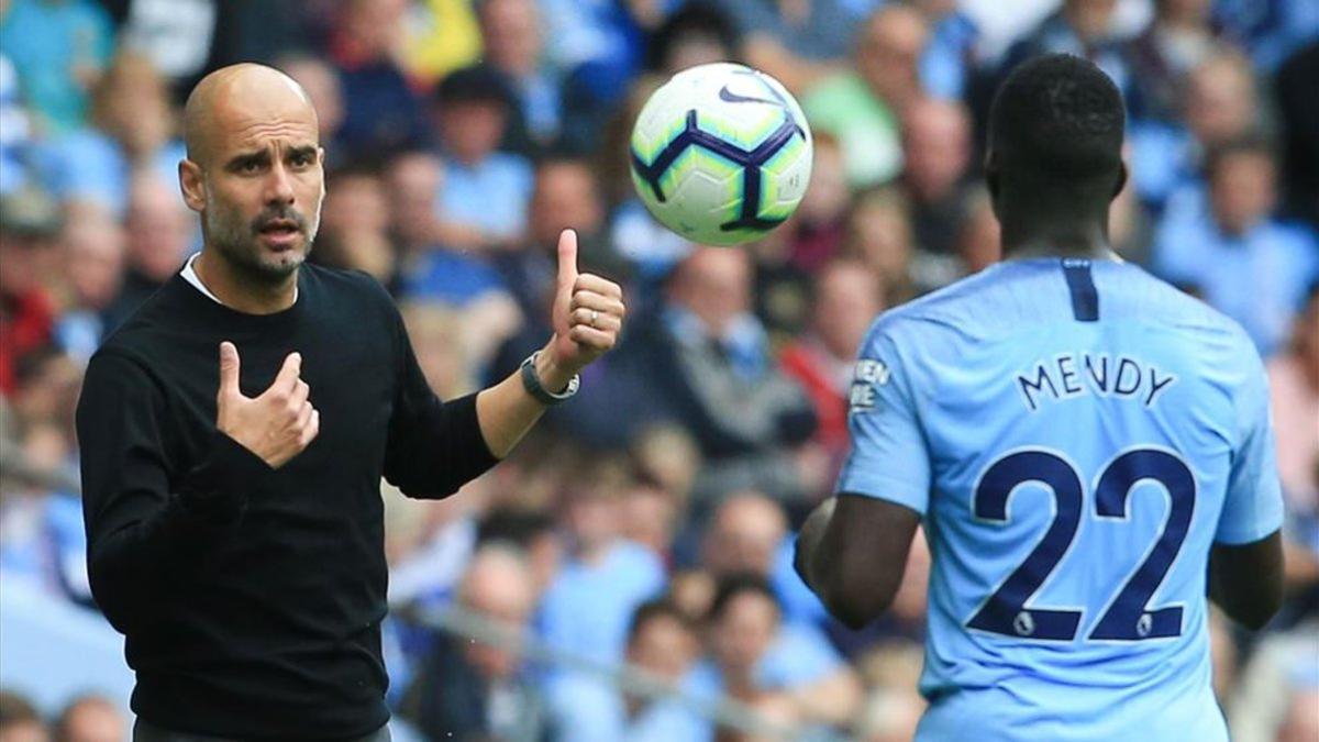 Benjamin Mendy siguiendo las indicaciones de su entrenado Pep Guardiola