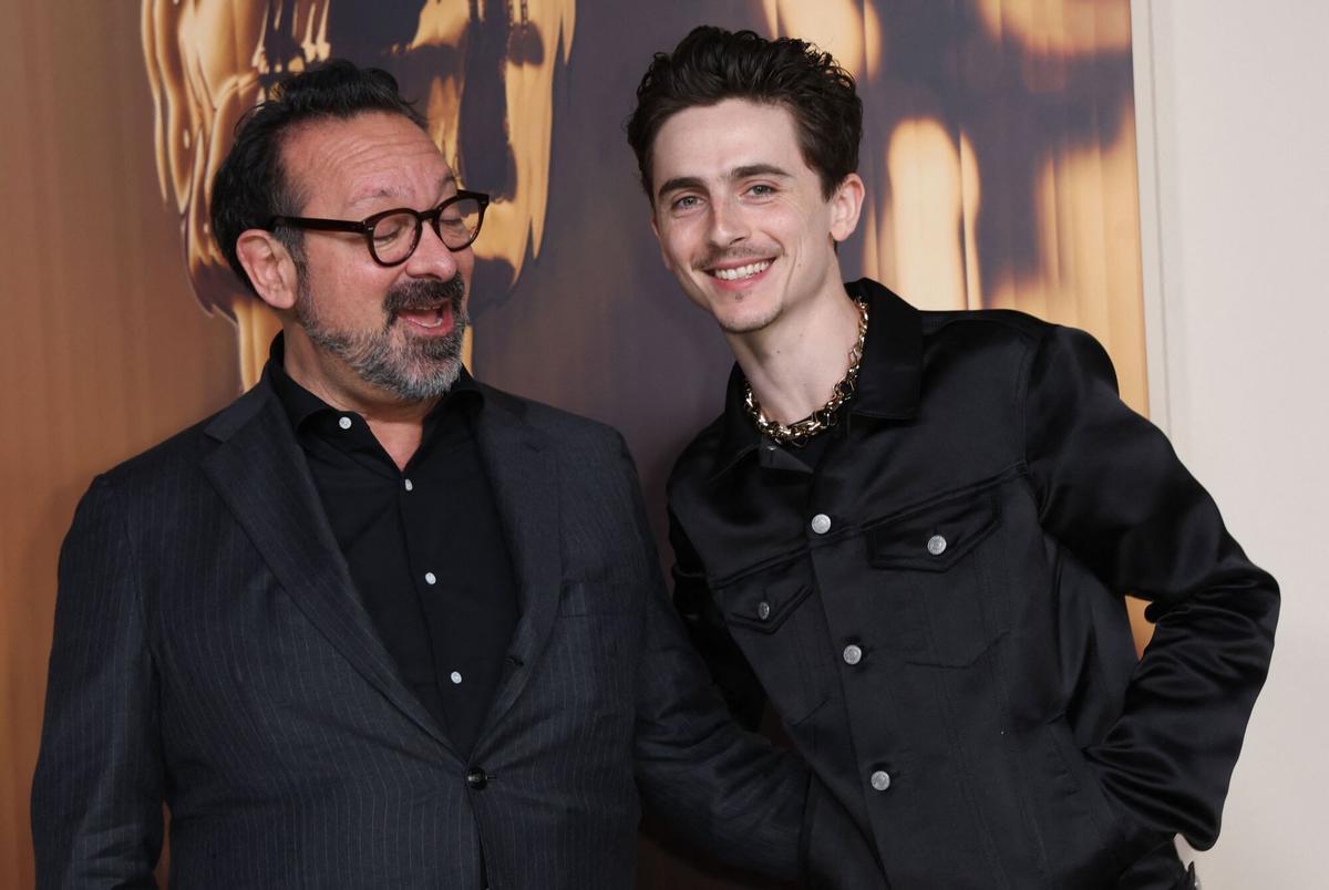 El director de 'A Complete Unknown' James Mangold y el actor francés Timothée Chalamet, quien encarna a Bob Dylan, en el encuentro de nominados de los Oscar 2025, este 25 de febrero en Los Ángeles.