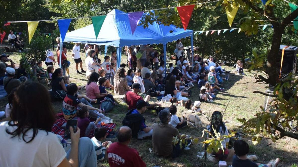 Público asistente a una de las actividades al aire libre en Alfacuca Picnic, en Mos.