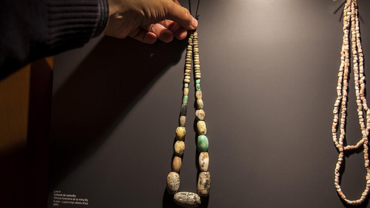 Un collar confeccionado con piedras de variscita expuesto en el Museo de Gavà.