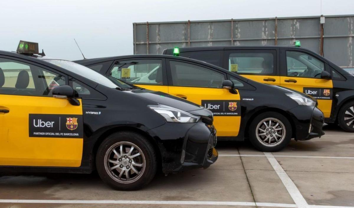 Tres dels primers taxis amb la promoció de l’acord entre Uber i el Barça. | EL PERIÓDICO