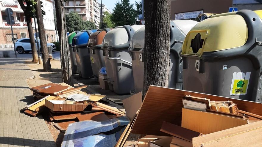 Voluminosos i deixalles dipositades aquesta setmana a Girona fora dels contenidors que els pertoquen.