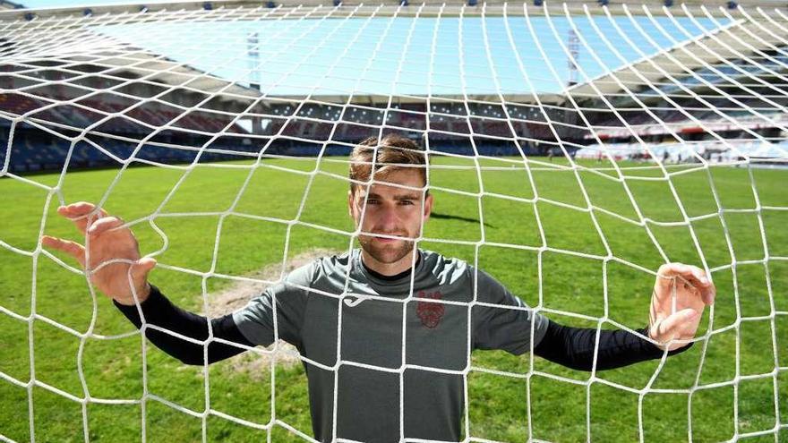 Álex González, tras el entrenamiento de ayer, en la portería en la que marcó el último gol del Pontevedra. // Gustavo Santos