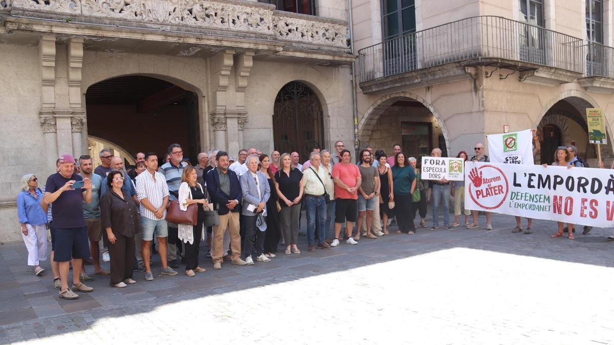 Concentració d'alcaldes i entitats que volen reformular el PLATER, davant l'Ajuntament de Girona