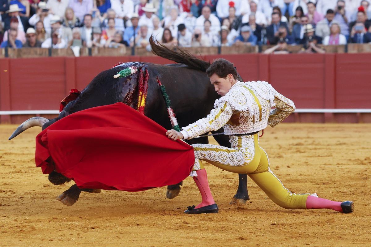 Ginés Marín cosechó una ovación y vuelta al ruedo final, pero no cortó ninguna oreja, en la corrida sevillana.