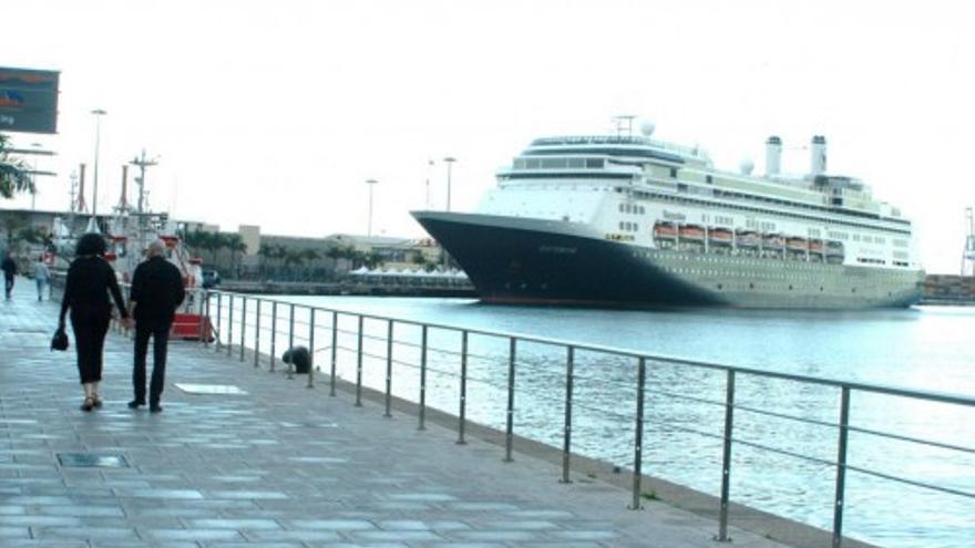 El crucero Rotterdam llega a la capital grancanaria