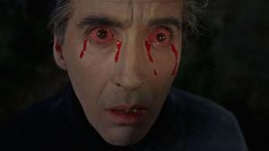 El actor Christopher Lee interpretando a Drácula llorando lágrimas de sangre en un film.