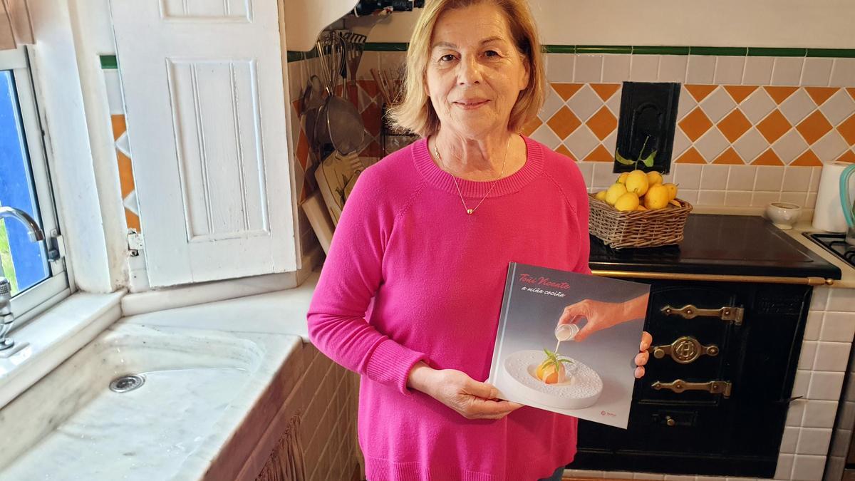 La cocinera Toñi Vicente con su libro &quot;A miña cociña&quot;, en su residencia en Tomiño.