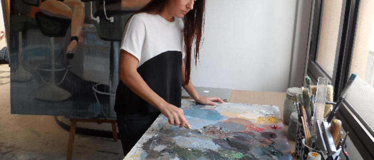La artista Mariana Palomino, en su estudio.