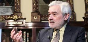 Katy Perry cau sobre un espectador en un concert a Tampa.