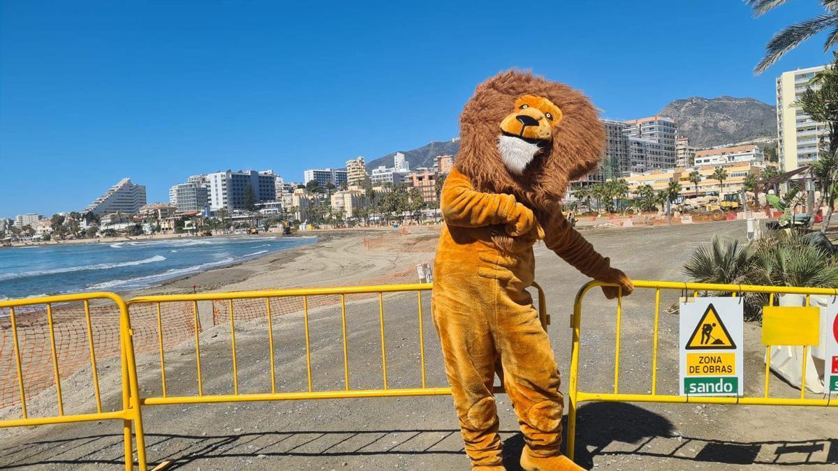 El candidato de Por Mi Pueblo, Alberto P. Criado, disfrazado de león en unas obras del litoral.