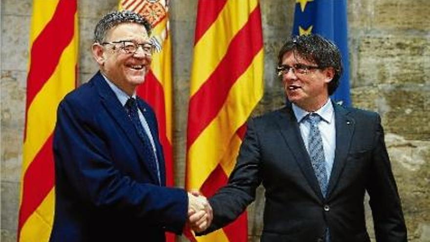 Ximo Puig i Carles Puigdemont, moments abans de presidir la cimera del Corredor Mediterrani.