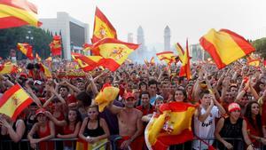 Aficionados de la selección española ven la final del mundial de Suráfrica 2010 en una pantalla gigante en Barcelona