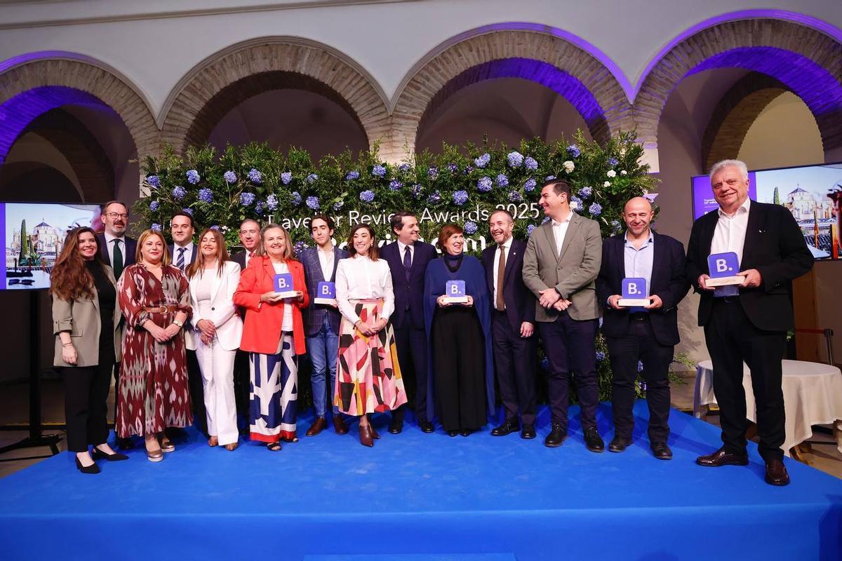 Todos los premiados y las autoridades.