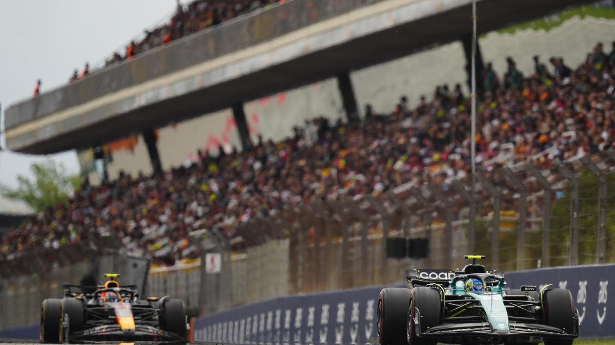 Fernando Alonso y Checo Pérez durante el GP de España 2023