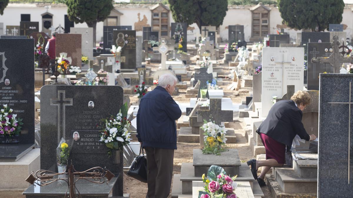 Familiares visitan a sus difuntos al cementerio en el día de Todos los Santos (archivos)