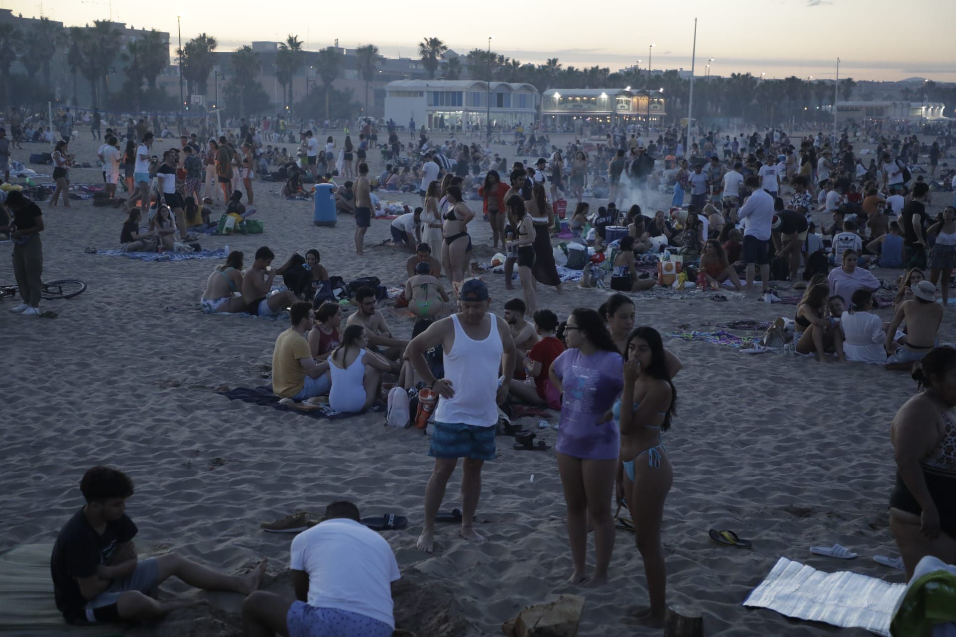 València inunda sus playas en el primer San Juan poscovid
