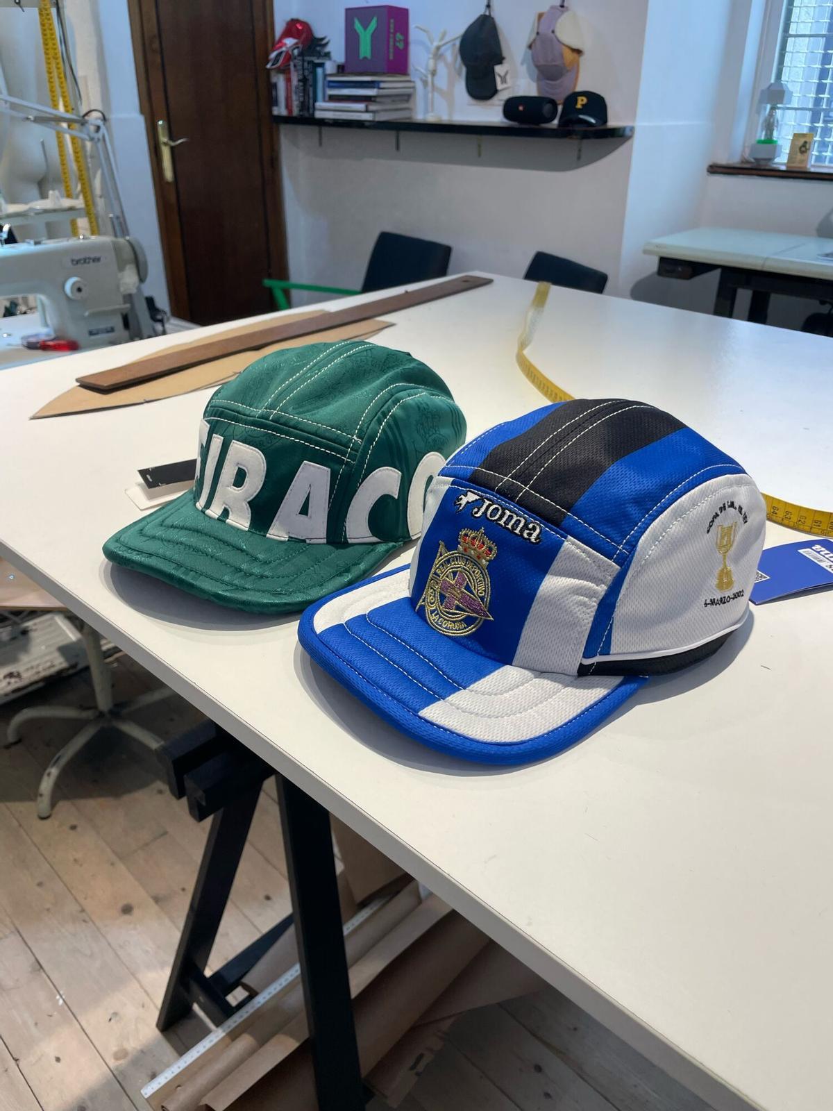 La gorra Feiraco y la blanquiazul en honor al centenariazo hechas por Ferdy Estudio. La gorra Feiraco y la blanquiazul en honor al centenariazo hechas por Ferdy Estudio.