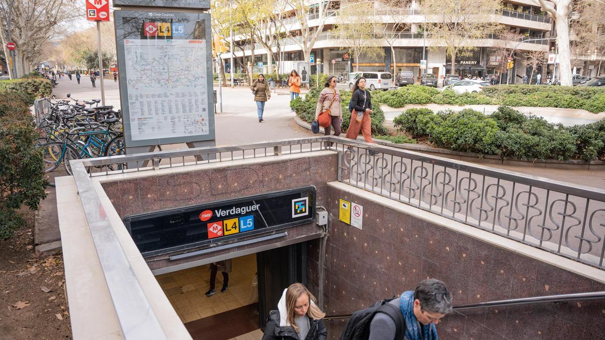 Boca de la estación de Verdaguer, incluida en el plan para reducir vibraciones en el metro de Barcelona.