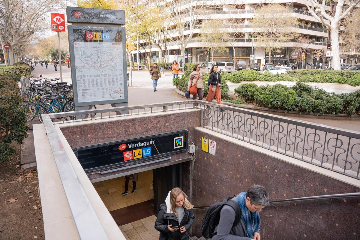 Boca de la estación de Verdaguer, incluida en el plan para reducir vibraciones en el metro de Barcelona.