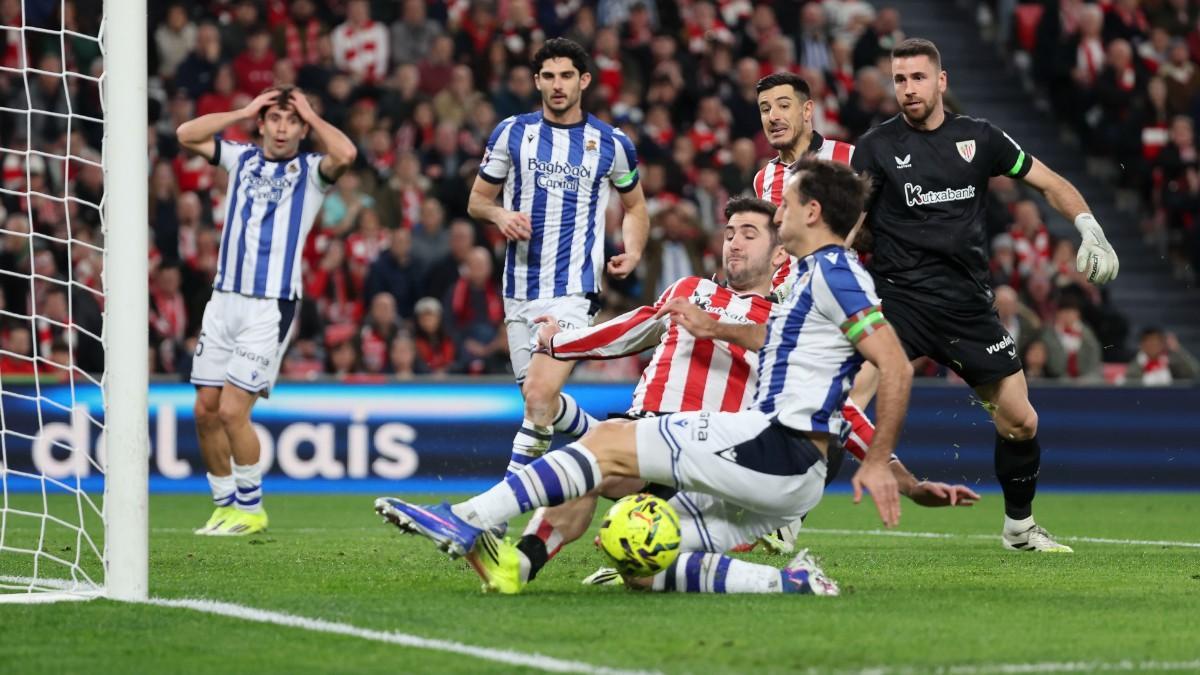 Areso salvó un gol cantado de Oyarzabal