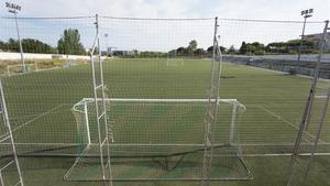 El campo de fútbol de Pomar, una de las tres instalaciones deportivas de Badalona donde la Generalitat detectó un positivo de legionela el pasado abril.