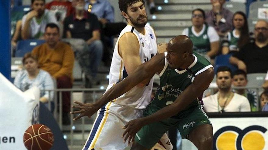 El ala-pívot del Unicaja pasa el balón en el partido contra el UCAM  Murcia del domingo.