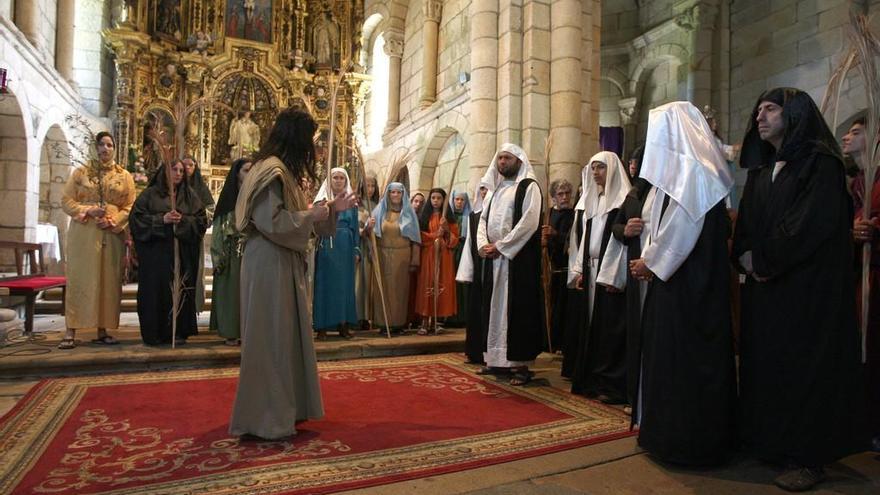 Escenificación de La Pasión, ayer, en la iglesia del Mosteiro de Aciveiro por Arume. // Bernabé / Cris M.V.