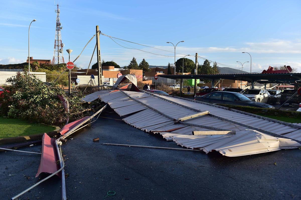 Fotogalería | Un tornado arrasa la zona del aparcamiento del hospital Virgen del Puerto de Plasencia