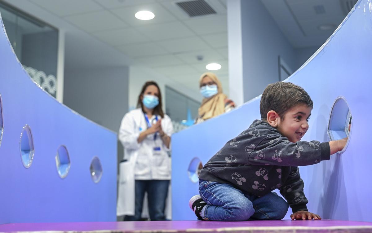 El pequeño Amjad juega en el área de inmunología pediátrica de Vall dHebron