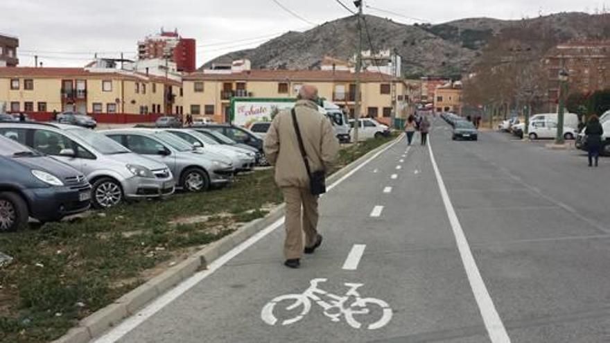 La obra del carril-bici acaba un año después de su inicio y con múltiples contratiempos