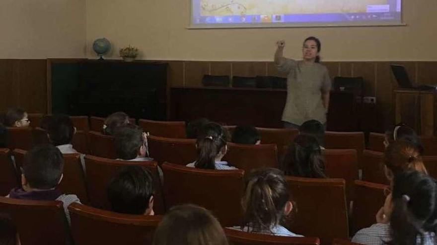 La AECC ofrece un &quot;desayuno saludable&quot; a los alumnos del colegio Amor de Dios