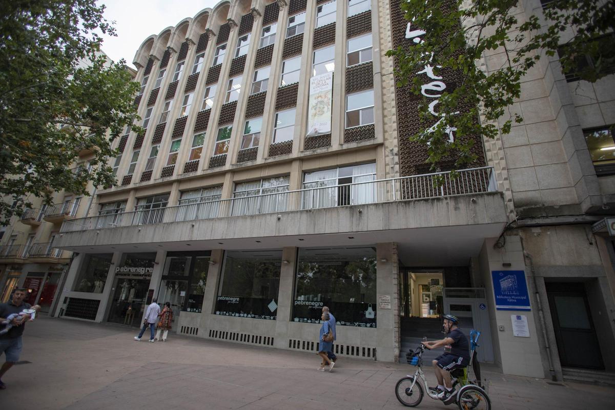Acceso principal al edificio de la biblioteca pública de Xàtiva, en una imagen de archivo.