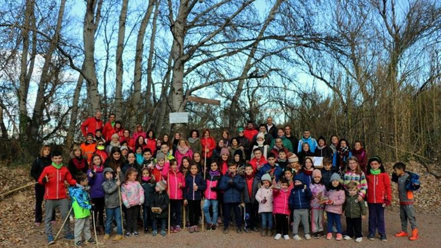 Socios, niños y voluntarios montan un belén a orillas del Jalón