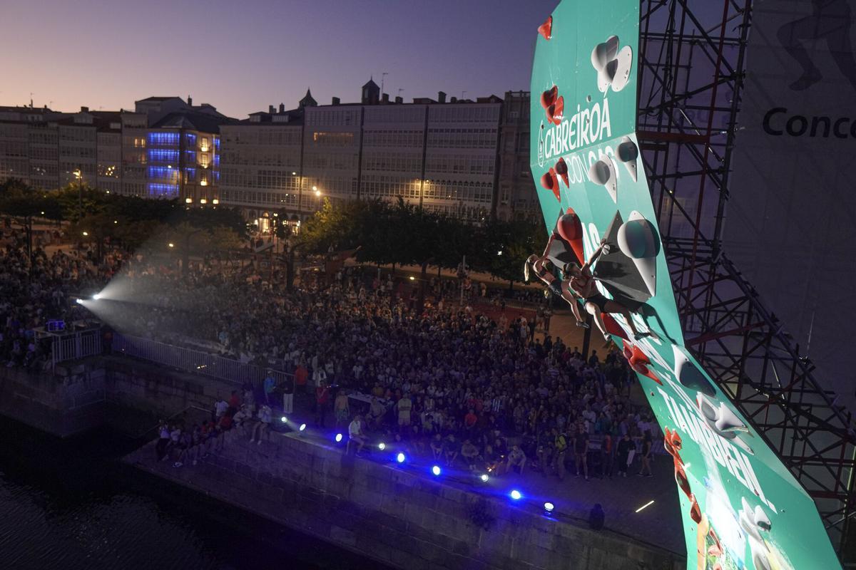 Multitudinaria final del psicobloc en GRAVITEO A Coruña Xacobeo